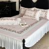 Saia de Cama Floral Fresca de Luxo Leve Estilo Francês Conjunto de Três Peças com Estampa, Colchonete Refrescante Dobrável e Lavável de Verão para Camas de Solteiro ou Casal
