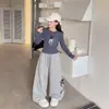 Blusas femininas para primavera e outono de 2026, novo estilo, camisas casuais para usar por baixo para crianças maiores, conjuntos estilo coreano com calças casuais