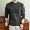 Nuevo suéter de punto jacquard casual para hombre de otoño e invierno, cálido, de cuello semialto, jersey, top de punto base
