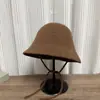 Sombrero de pescador simple y versátil estilo japonés con amarre para mujer, moda de alta gama, adecuado para circunferencia de cabeza grande, hace que la cara se vea más pequeña, sombrero tipo cubo a prueba de viento
