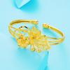 Pulsera Abierta de Tres Líneas con Flor Chapada en Oro Latón al por Mayor Pulsera de Moda Chapada en Oro Arena Vietnamita Mariposa Flor para Mujer