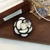 Broche de Camélia Pequeno e Perfumado de Novo Estilo, Alto Padrão, Suave e Doce, Acessórios Elegantes Retro Franceses para Ternos e Casacos