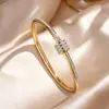 Pulsera de moda de lujo ligero transfronteriza europea y americana, chapada en oro de 18 quilates, incrustada de diamantes, no se decolora, regalo, accesorio diario