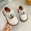 Sapatos de Princesa Pequenos de Couro com Renda de Pérola e Borboleta para Meninas 2026 Outono Novo Sapatilhas Antiderrapantes de Solado Macio para Performance