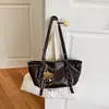 Bolsa tote de nicho retrô com rebites para mulheres, outono, grande capacidade, versátil, casual, de alta qualidade, para ombro