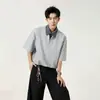 Camiseta de retazos a cuadros estilo americano, imitación de dos piezas para hombre, verano vintage, corte holgado, manga corta con media cremallera, camiseta de cuello moderno y versátil