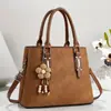 Bolsa Feminina Texturizada Elegante para o Dia a Dia com Pingente Floral, Bolsa de Mão com Alça de Ombro, Bolsa Transversal para o Trabalho Diário, Bolsa para o Trabalho