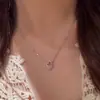Collar Rosa de Diamantes Estilo Chica Rica Retro de Lujo Ligero Francés para Mujer Colgante Ovalado Completamente de Diamantes Diseño Exquisito Cadena para Clavícula de Acero de Titanio