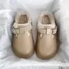 Novos chinelos de algodão antiderrapantes com sola grossa para outono e inverno, superfície de couro, modernos para usar ao ar livre, meio chinelos estilo Birkenstock para mulheres 2026, impermeáveis e forrados com fleece