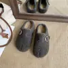 Sapatos Birkenstock estilo slip-on com sola grossa e acabamento em pele, vestuário de inverno feminino para exterior, novo modelo de inverno 2026, chinelos de algodão felpudo