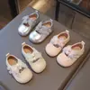 Zapatos para caminar para bebé 2026 Primavera y Otoño estilo nuevo zapatos de princesa de cuero suave zapatos de suela blanda con lazo zapatos para caminar para niña bebé