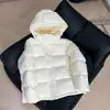 Popular chaqueta de plumón con capucha de color caramelo para mujer, estilo corto, invierno 2026, estilo coreano dulce, chaqueta puffer cálida para mujeres petite, moderna