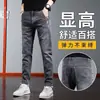 Jeans para Hombre Americano Nueva Marca de Moda Elásticos Verano 2025 Rectos Ajustados Pierna Pequeña Pantalones Largos Pantalones de Hombre