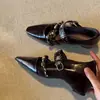 Sapatos Mary Jane Quadrados com Rebites e Pedrarias Estilo Retrô para Mulheres com Elevação Oculta, Bico Baixo e Design Elegante de Tira Única