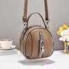 Bolsa de ombro feminina de couro macio com estampa de texto, bolsa transversal de ombro para viagem, bolsa de ombro com novo estilo de comércio exterior