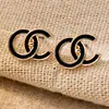 Brincos Pingente Letra Cc Inlaid em Resina com Pérola Imitação e Strass da Qingdao Daiwei Jewelry São Adequados para Uso Diário Feminino