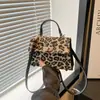 Bolso Kelly Corduroy Fresco Versátil Nuevo Verano 2024 para Mujer Bolso de Hombro de Fresa Lindo Moda Coreana Bolso Cruzado