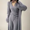 Foto real de conjunto de tres piezas de punto chic coreano con chaleco de cuello en V + pantalones de pierna ancha + cárdigan largo para mujer
