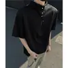 Camiseta de Manga Curta com Design de Botão Irregular de Peso Pesado para Homens Verão 2025 Estilo Americano Marca Tendência Top Legal Solto com Gola Alta