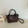Elegante, minimalista y chic bolso pequeño casual de hombro, nueva colección principios de otoño 2026, bolso de mano de moda de color liso estilo coreano