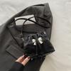 Bolso pequeño fresco de estilo extranjero para mujer, otoño e invierno 2024, nuevo bolso de hombro diagonal con cordón de estilo coreano, bolso tipo cubo con todo incluido