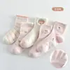 Meias Infantis para Meninas e Meninos, Estilo Fino Primavera/Verão, Meias Fofas de Meia-Perna para Estudantes, Meias Versáteis de Malha Respirável de Morango Desenho Animado para o Verão