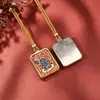 Colar Thangka Estilo Xizang com Thangka Vermelho dos Oito Grandes Guardiões, Pingente Thangka Semi-Pintado à Mão com Pintura Dourada Apresentando Tara Verde e Zaki Lhamo