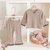 Conjunto estiloso de roupa de casa de outono para meninas, incluindo um top de manga comprida color-block estilo coreano e calças, um conjunto de duas peças moderno para bebês meninas