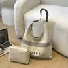 Nuevo Estilo de Principios de Otoño Alta Apariencia Retro Nicho Relajado Rayas Letras Bolso Tote Ligero para Viajar Cruzado Diseño Simple