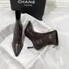 Botas de Cano Curto Marrons de Salto Alto Femininas Outono/Inverno Novo Estilo Com Pelúcia Estilo Coreano Botinhas de Cano Curto Salto Agulha Elegante Bico Fino Botas Elásticas Emagrecedoras