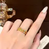Anel de Resina Dourado em Latão Esmaltado Cor Vermelho Azul para Mulheres Toque de Luxo Leve High-End Anel para Dedo Indicador Mesmo Estilo que o Anel para Dedo Indicador da Loja de Ouro