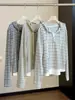 Camiseta de manga larga a rayas con capucha de dos piezas falsas para mujer, nueva moda de otoño casual, sudadera con capucha adelgazante que reduce la edad