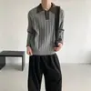 Nova coleção outono e inverno: Suéter gola polo color-block retrô, estilo old-money, para homens, exalando uma vibe sofisticada e descontraída; suéter de tricô feminino com gola virada