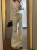 Jeans beige de mujer petite ligeramente acampanados, un estilo popular de otoño-verano, no se pegan a las piernas, estilizan, con una bonita caída, pantalones versátiles de largo hasta el suelo