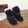 Botas de Neve Femininas 2026 Novo Modelo de Inverno, Forradas com Lã, Espessadas, Sapatos Quentes de Algodão, Couro e Pelo Integrados, Sola Grossa, Antiderrapante, Botas Curtas Estilosas