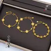 Pulsera de trébol de cuatro hojas y flor de iris enchapada en oro y con incrustaciones de diamantes, de alta retención de color, pulsera de diseño de nicho de alta gama para mujer estilo chino