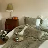 Juego de Sábanas y Faldón de Cama Grueso de Terciopelo de Leche Estilo Retro Francés Otoño e Invierno con Encaje Plisado Romántico y Ropa de Cama Cálida