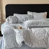 Juego de ropa de cama de cuatro piezas de alta gama para invierno, grado A, engrosado de terciopelo de leche, con diseño de pompón, que presenta un patrón bordado de pelo de conejo