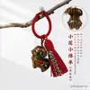 Pingente de Bolsa de Ovelha Zodiaco Esculpida em Madeira Shuo Heng Estilo Chinês Chaveiro com Borla Pequeno Ornamento