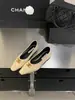 Sapatos Rasos Quadrados Inspirados em Chanel Estilo Francês para Mulheres, Novo Modelo Primavera/Verão 2026, Camurça com Letras Douradas, Boca Rasa, Sapatos para o Dia a Dia