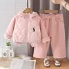 Conjunto de duas peças acolchoado para meninas para outono e inverno com uma jaqueta acolchoada fina de algodão com capuz e blocos de cor, combinado com calças de moletom acolchoadas de perna larga com forro de fleece.
