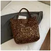 Bolsa de ombro com estampa de leopardo, estilo casual nicho ins coreano, para estudantes, bolsa tote versátil de grande capacidade para ir ao trabalho e fazer compras