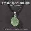 Colar de Pedra Bruta de Turmalina Negra Natural Pingente Mineral Envolto em Ouro e Prata Pingente de Turmalina Negra Colar Finalizado com Cordão de Couro Preto
