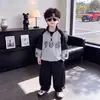 Roupas infantis para meninos, conjunto de moletom para primavera e outono, conjunto esportivo estiloso de duas peças estilo coreano para bebês, roupas de outono para crianças