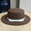 Sombrero de pescador de ala plana con lunares estilo francés para mujer, adecuado para vacaciones en la playa de otoño e invierno, sombrero elegante y moderno para protección solar