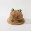 Nuevo Sombrero de Pescador Rana de Moda Otoño e Invierno Cálido Dibujos Animados Felpa Estudiante Sombrero Cubo Dulce Japonés Al Por Mayor para Exteriores