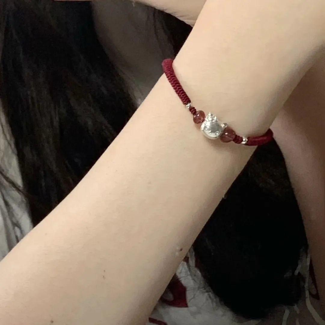 SKU01_KT猫草莓晶手绳 酒红色.jpg