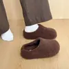 Chinelos de algodão femininos sem cadarço, estilo 2026, chinelos fofos, design coreano moderno, bico fechado, sola grossa, com característica interna de aumento de altura e forro de algodão quente para o inverno.