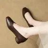 Sapatos femininos de sola macia com bico quadrado estilo francês, novo estilo outono 2026, sapatos baixos de couro, sapatos slip-on femininos de couro macio, sapatos confortáveis para mães