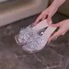 Sandálias de dedo quadradas com flor de strass estilo coreano para mulheres, uso externo, novidade de verão 2026, salto alto de cristal grosso